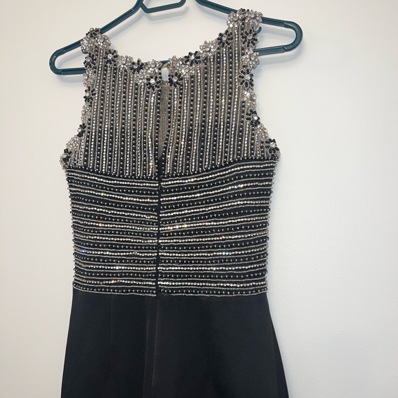 Elegant dress - Picture 6 of 7